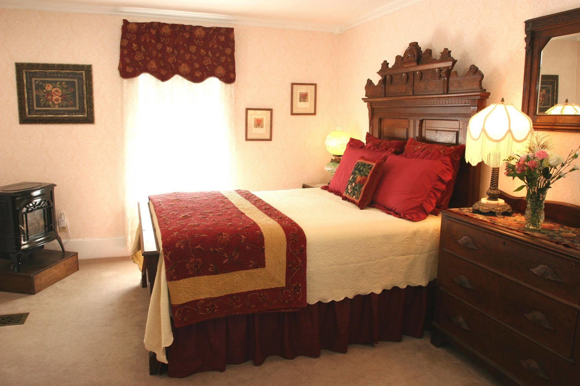 Isaiah Jones Homestead Bed And Breakfast サンドイッチ エクステリア 写真